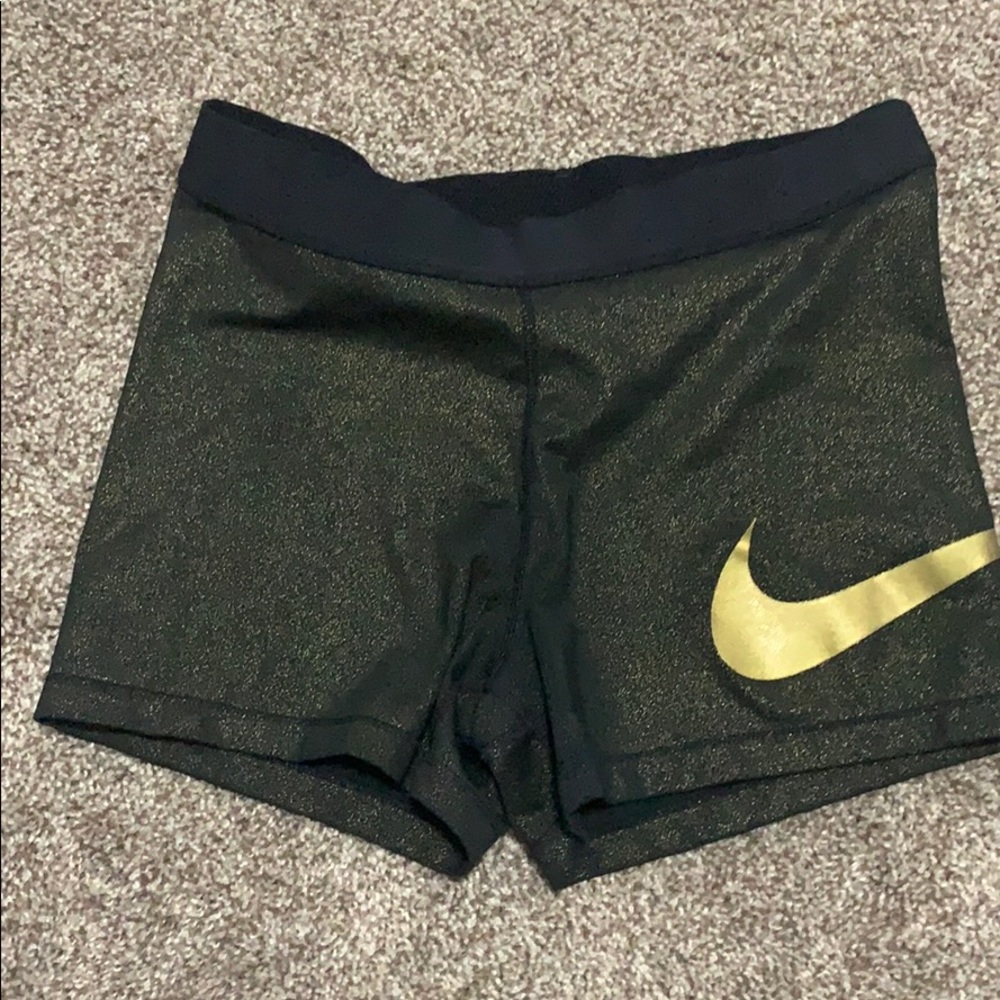 Nike workout shorts L